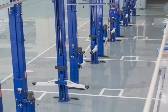 Pose de revêtements de sols industriels